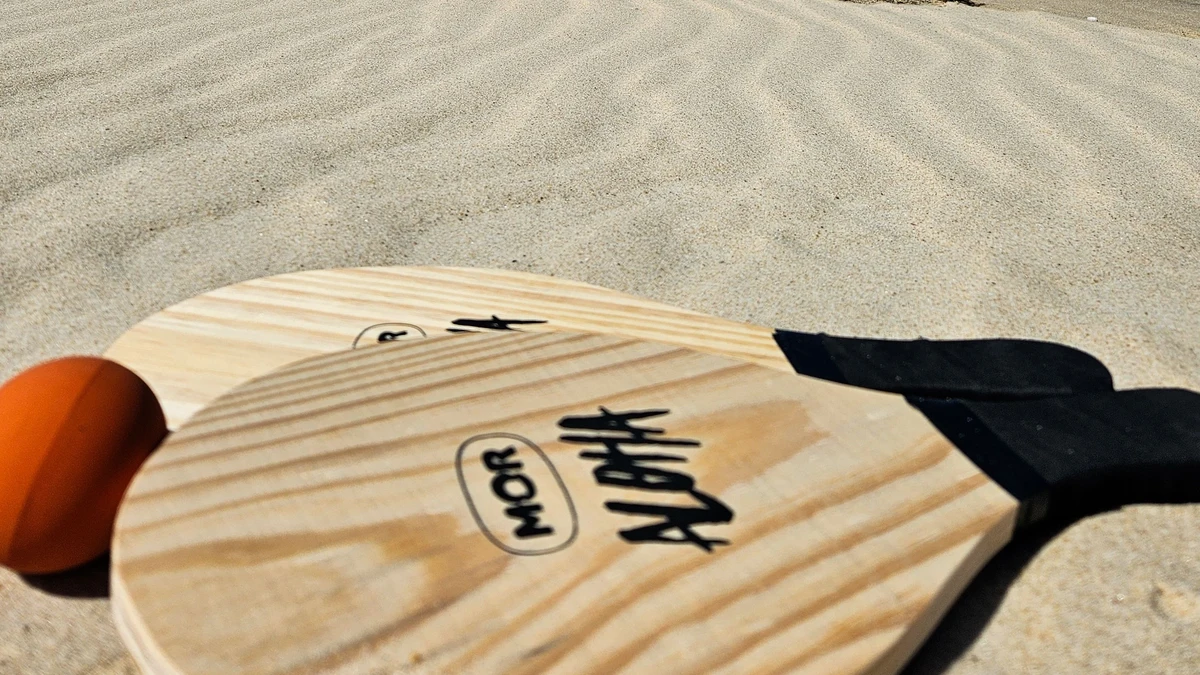 Juego de palas de madera en una playa
