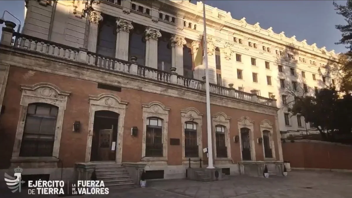 El Cuartel General del Ejército mantiene izada a media asta la bandera nacional durante los tres días de luto por las víctimas del accidente
