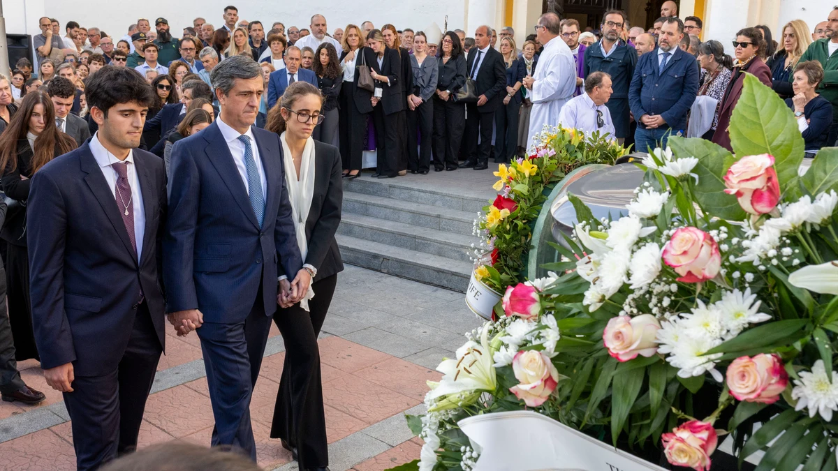 Familiares despiden el féretro en el funeral de la exministra Fátima Báñez, este viernes en la Iglesia San Juan Bautista de San Juan del Puerto.