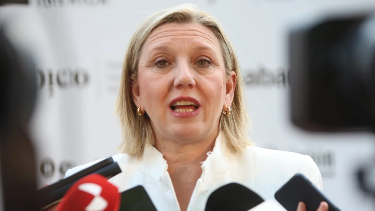 La vicepresidenta segunda, Isabel Blanco, atiende a los medios de comunicación