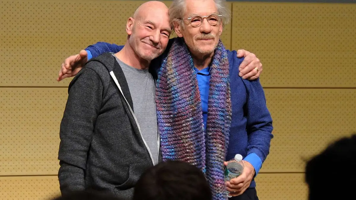 Ian McKellen, tras décadas compartiendo escenarios y platós, despide con profunda emotividad a su inseparable colega Patrick Stewart asegurando que "en mi caso, lo amé"