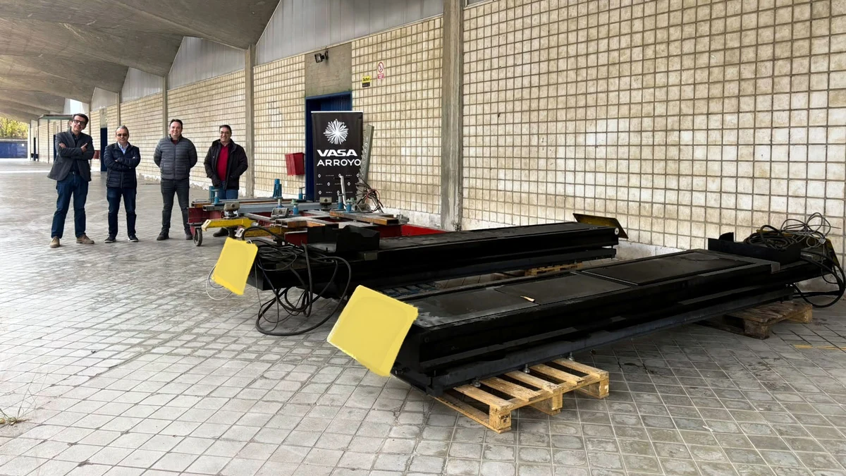 Vasa Arroyo cede una bancada y un elevador de coches al Instituto Politécnico Cristo Rey