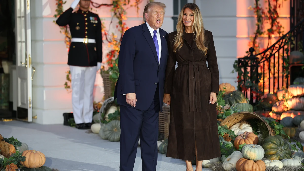 Donald y Melania Trump celebran Halloween en una Casa Blanca engalanada con calabazas
