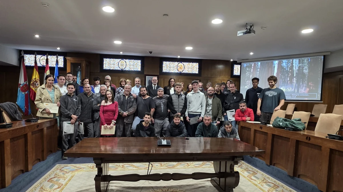 El alcalde de Ponferrada, Marco Morala, entrega los certificados a los alumnos de los cuatro Programas Mixtos de Formación y Empleo
