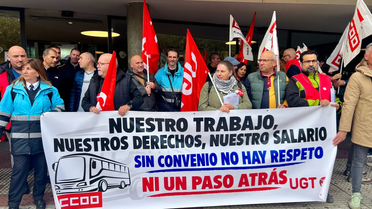 Concentración de los trabajadores del transporte interurbano de León