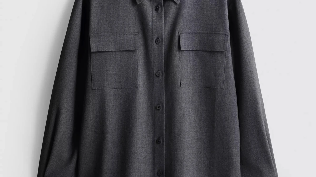 Camisa gris.